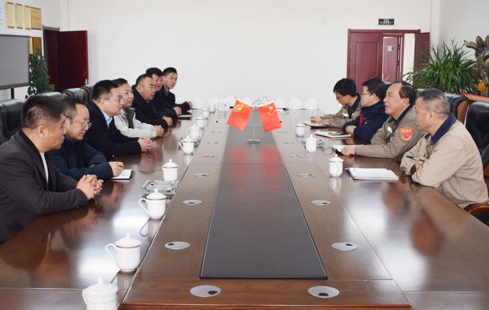 察右前旗旗委常委、統(tǒng)戰(zhàn)部部長(zhǎng)朝魯孟深入旭峰炭素公司開展“助企行動(dòng)”專項(xiàng)調(diào)研